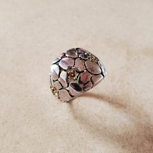 Pebble Ring with Gold Flowers