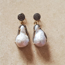 Load image into Gallery viewer, Freshwater Pearl Drop Earrings
